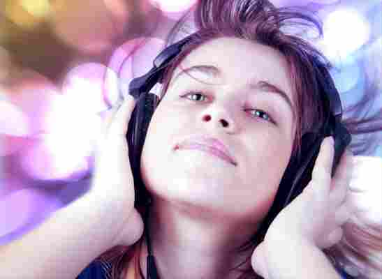 Długotrwałe noszenie słuchawek - jaki może mieć wpływ na słuch?