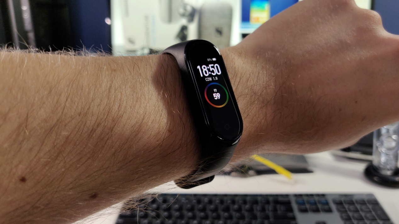 Poradnik: Jak w Xiaomi Mi Band 4 ustawić język polski?