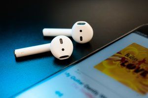 Apple AirPods 2: słuchawki bronią czołowej pozycji, zawodzą w jednym golu