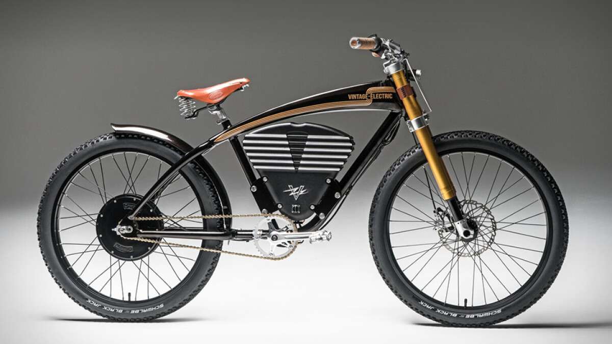 E-rower jedzie 65 km / h: z Vintage Electric Scrambler do zachodu słońca