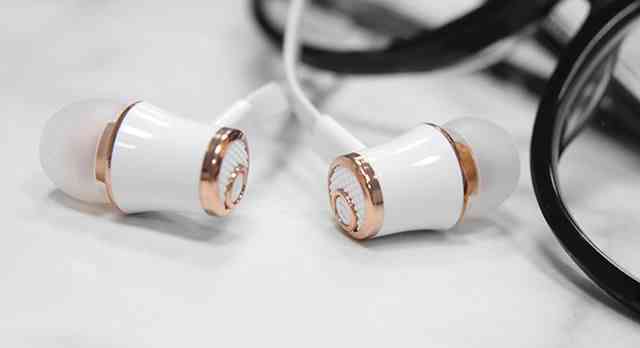 Czy słuchawki bezprzewodowe są bezpieczne? Potencjalne ryzyko dla zdrowia – fakty i mity na temat słuchawek AirPods
